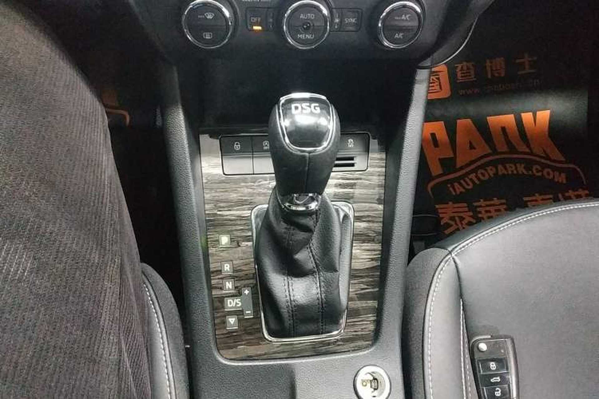 Used Skoda Octavia 2018 TSI280 DSG Flagship Edition Gear Lever