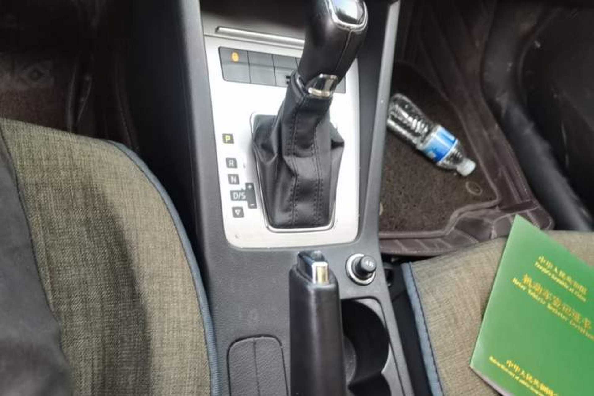 Used Skoda Octavia 2018 1.6L Automatic Luxury Edition Gear Lever