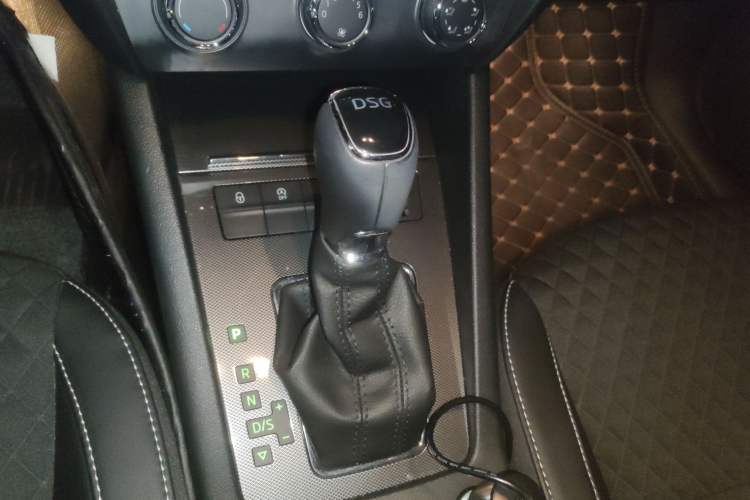 Used Skoda Octavia 2018 Station Wagon TSI230 DSG Luxury Edition Gear Lever