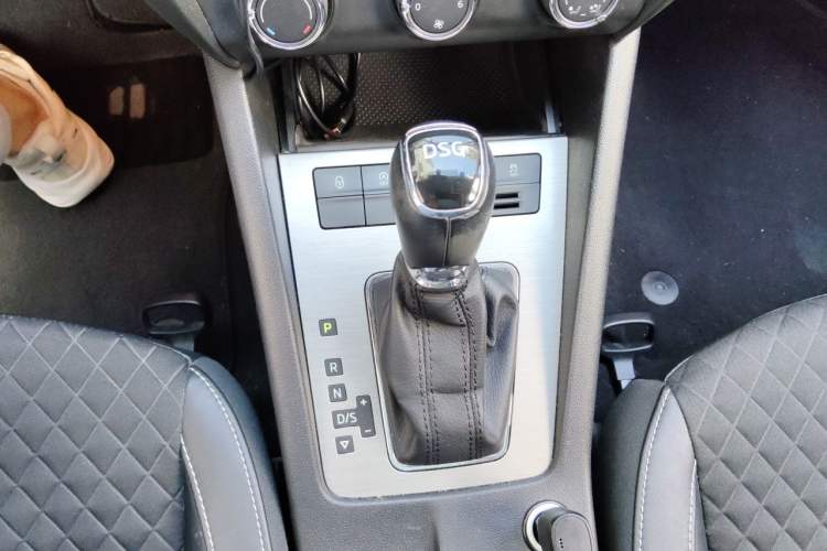 Used Skoda Octavia 2018 TSI280 DSG Luxury Edition Gear Lever