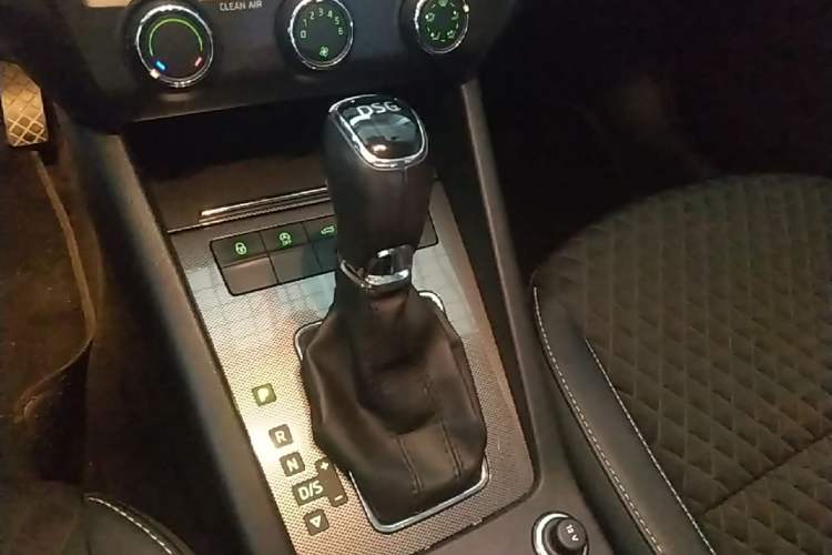 Used Skoda Octavia 2018 Station Wagon TSI280 DSG Luxury Edition Gear Lever