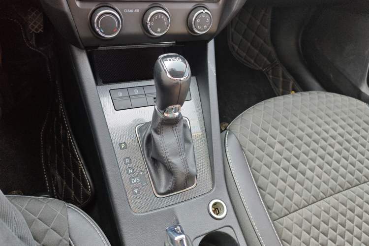 Used Skoda Octavia 2018 Station Wagon TSI230 DSG Luxury Edition Gear Lever