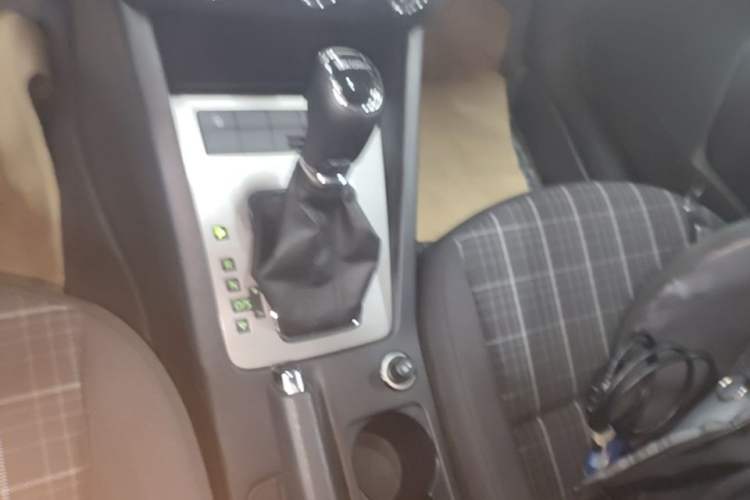 Used Skoda Octavia 2018 1.6L Automatic Comfort Edition Gear Lever