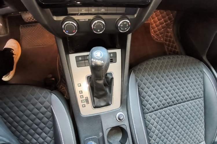 Used Skoda Octavia 2018 TSI230 DSG Luxury Edition Gear Lever