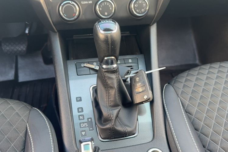 Used Skoda Octavia 2018 Station Wagon TSI230 DSG Luxury Edition Gear Lever