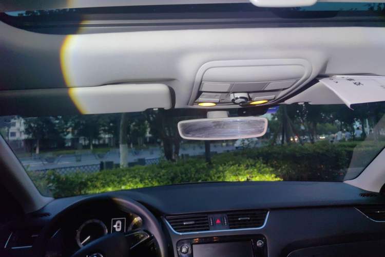 Used Skoda Octavia 2018 1.6L Automatic Luxury Edition Headliner