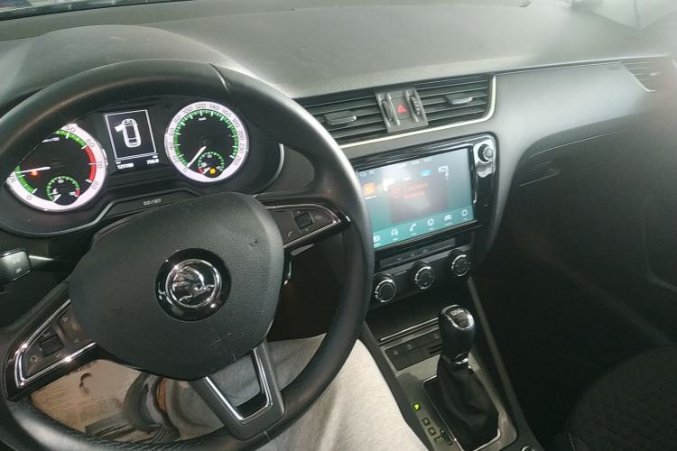 Used Skoda Octavia 2018 Station Wagon TSI230 DSG Luxury Edition Interior 2