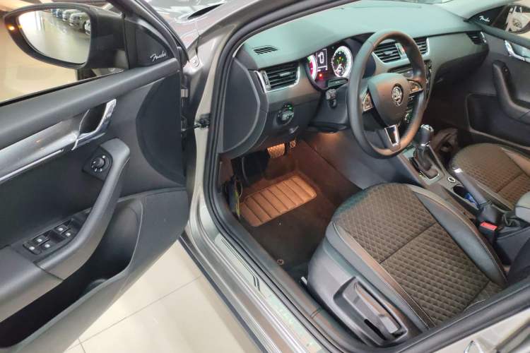 Used Skoda Octavia 2018 Station Wagon TSI280 DSG Luxury Edition Interior 3