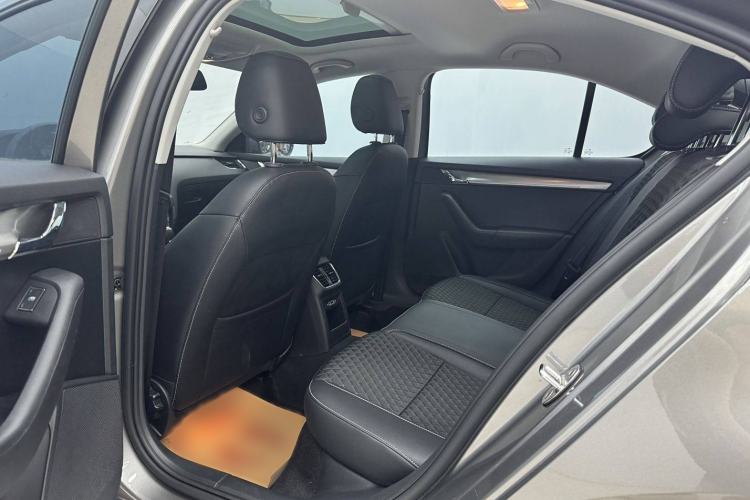 Used Skoda Octavia 2018 1.6L Automatic Luxury Edition Interior 3
