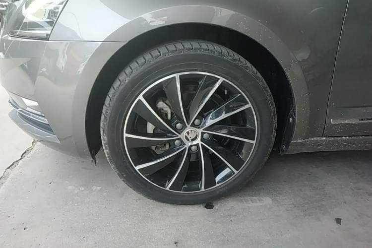 Used Skoda Octavia 2018 TSI280 DSG Luxury Edition Left Front Wheel Hub