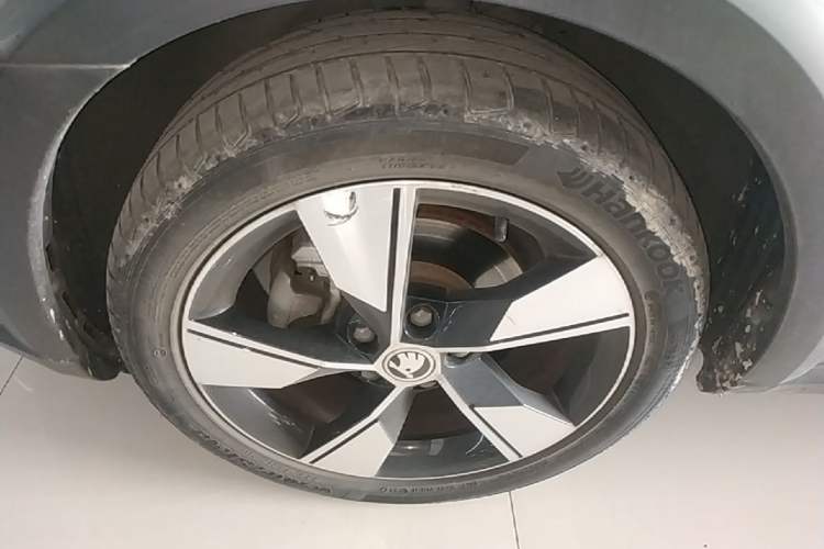 Used Skoda Octavia 2018 Station Wagon TSI280 DSG Luxury Edition Left Front Wheel Hub