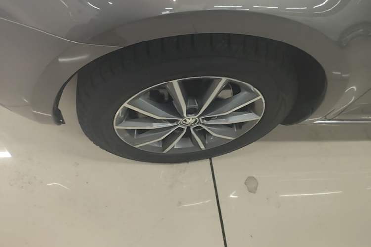 Used Skoda Octavia 2018 1.6L Automatic Comfort Edition Left Front Wheel Hub