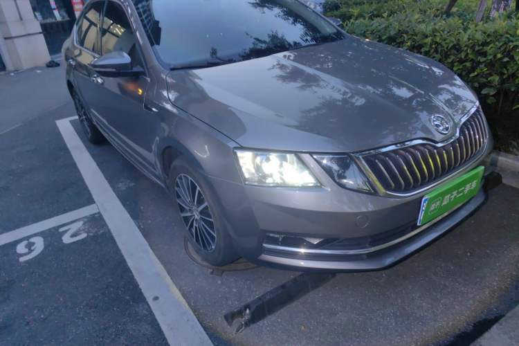 Used Skoda Octavia 2018 1.6L Automatic Luxury Edition Right Front Headlight
