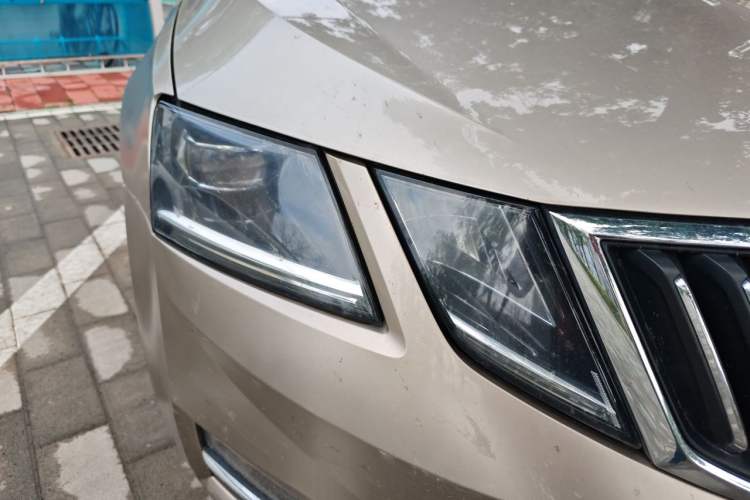 Used Skoda Octavia 2018 TSI280 DSG Luxury Edition Right Front Headlight