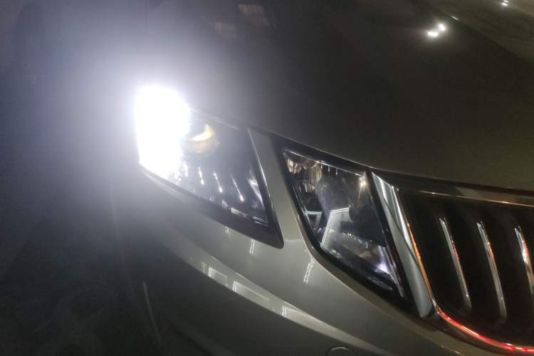 Used Skoda Octavia 2018 Station Wagon TSI230 DSG Luxury Edition Right Front Headlight