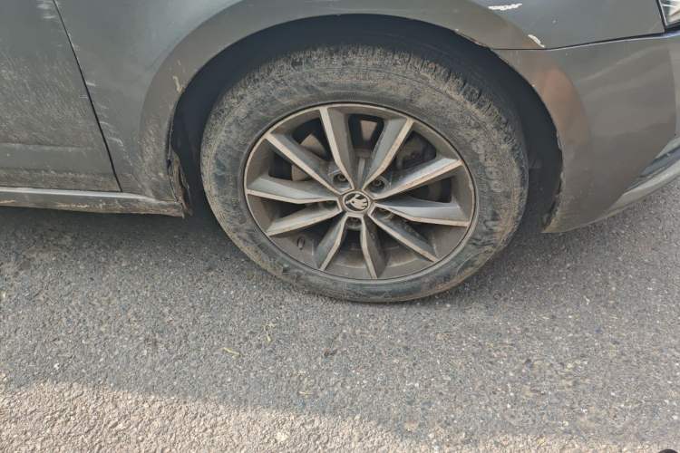 Used Skoda Octavia 2018 TSI230 DSG Comfort Edition Right Front Wheel Hub