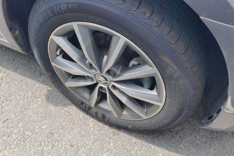 Used Skoda Octavia 2018 TSI230 DSG Comfort Edition Right Front Wheel Hub