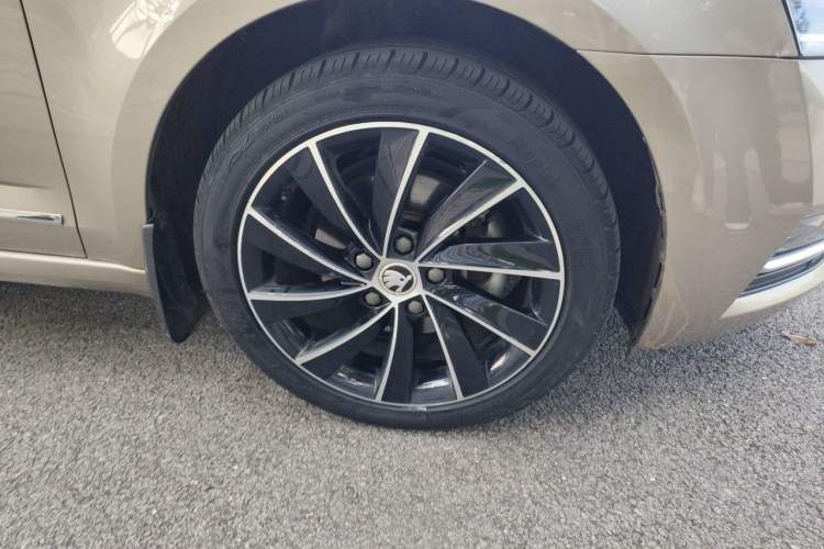 Used Skoda Octavia 2018 TSI280 DSG Luxury Edition Right Front Wheel Hub