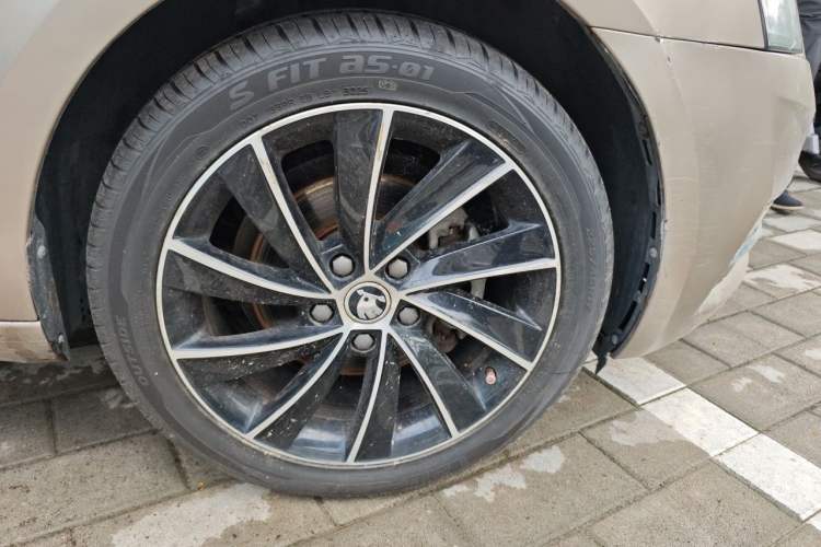 Used Skoda Octavia 2018 TSI280 DSG Luxury Edition Right Front Wheel Hub