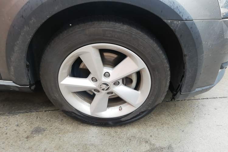 Used Skoda Octavia 2018 Station Wagon TSI230 DSG Comfort Edition Right Front Wheel Hub