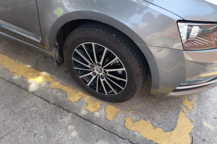 Used Skoda Octavia 2018 TSI230 DSG Luxury Edition Right Front Wheel Hub