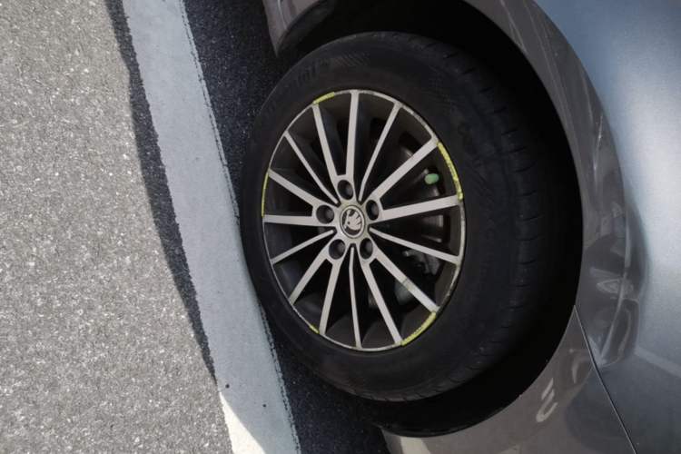 Used Skoda Octavia 2018 TSI230 DSG Luxury Edition Right Front Wheel Hub
