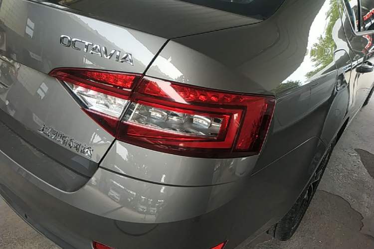 Used Skoda Octavia 2018 TSI280 DSG Luxury Edition Right Rear Taillight