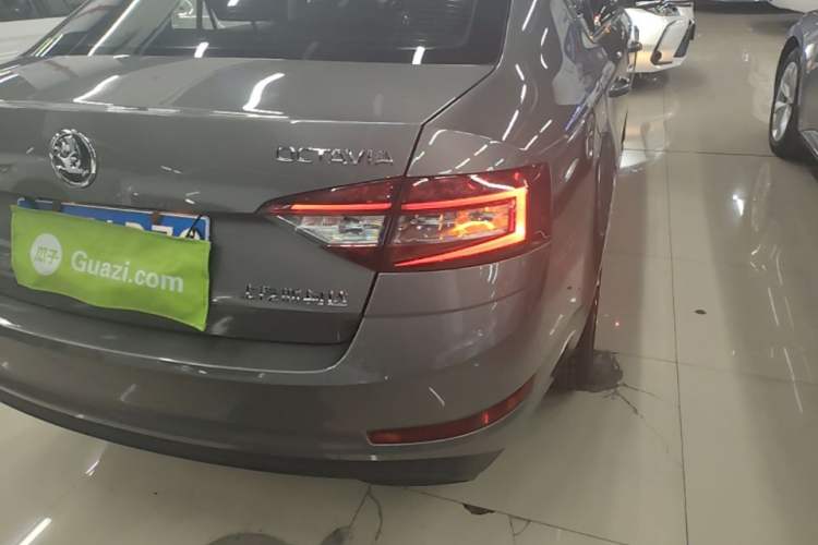 Used Skoda Octavia 2018 1.6L Automatic Comfort Edition Right Rear Taillight