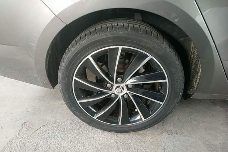 Used Skoda Octavia 2018 TSI280 DSG Luxury Edition Right Rear Wheel Hub