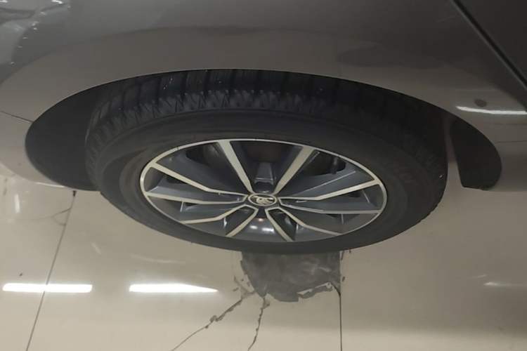 Used Skoda Octavia 2018 1.6L Automatic Comfort Edition Right Rear Wheel Hub