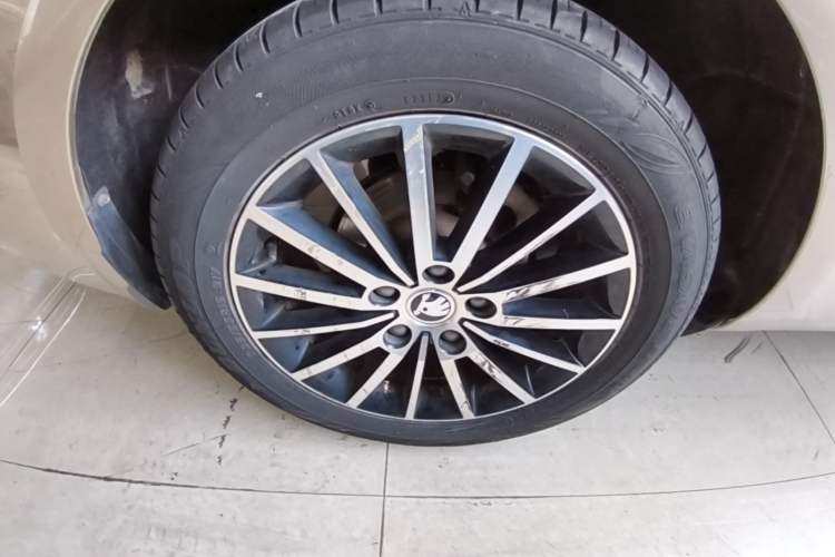 Used Skoda Octavia 2018 TSI230 DSG Luxury Edition Right Rear Wheel Hub