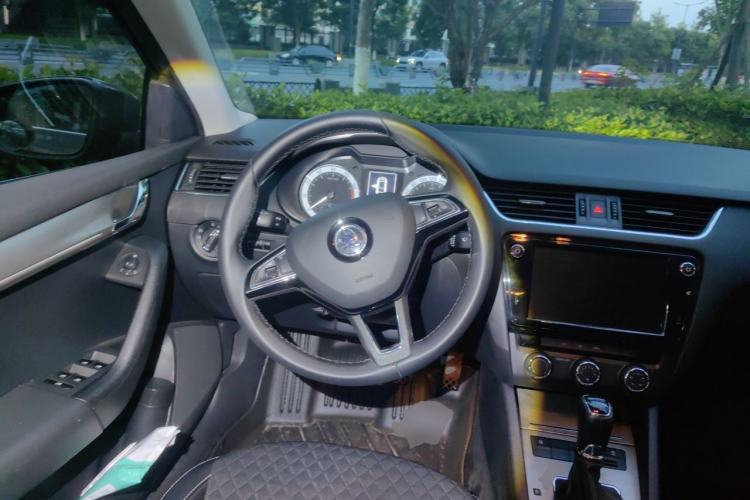 Used Skoda Octavia 2018 1.6L Automatic Luxury Edition Steering Wheel