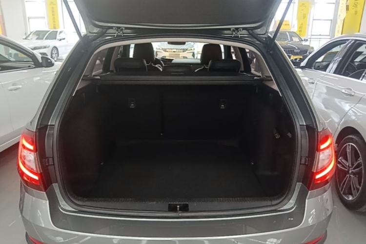 Used Skoda Octavia 2018 Station Wagon TSI230 DSG Luxury Edition Trunk