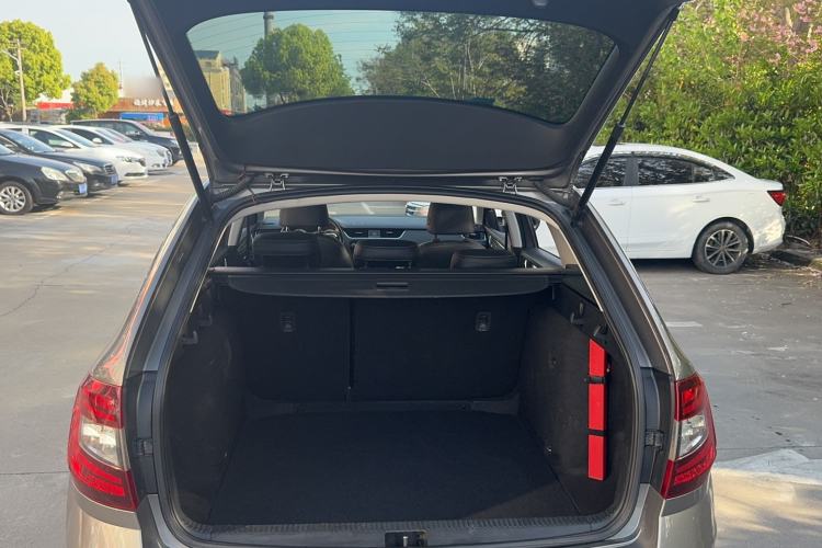 Used Skoda Octavia 2018 Station Wagon TSI230 DSG Luxury Edition Trunk
