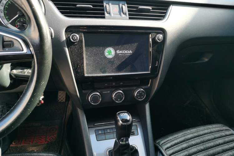Used Skoda Octavia 2018 Station Wagon TSI280 DSG Luxury Edition Audio And AC Panel