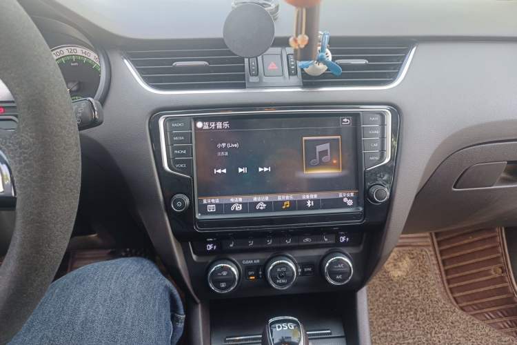 Used Skoda Octavia 2018 Station Wagon TSI280 DSG Flagship Edition Audio And AC Panel