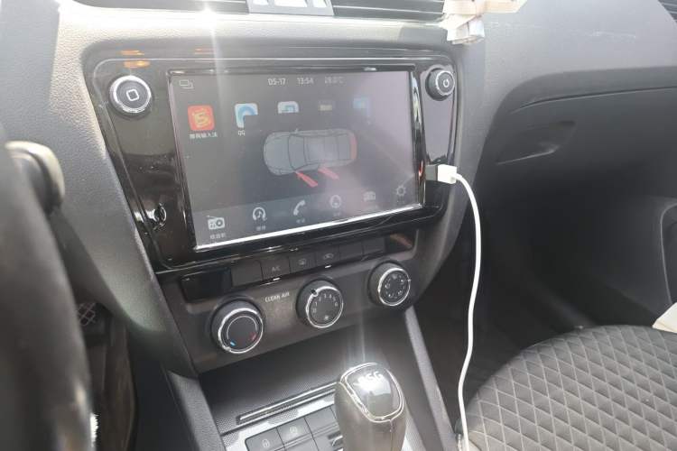 Used Skoda Octavia 2018 Station Wagon TSI230 DSG Luxury Edition Audio And AC Panel