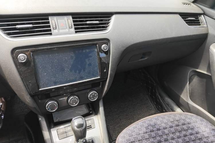Used Skoda Octavia 2018 Station Wagon TSI280 DSG Luxury Edition Audio And AC Panel