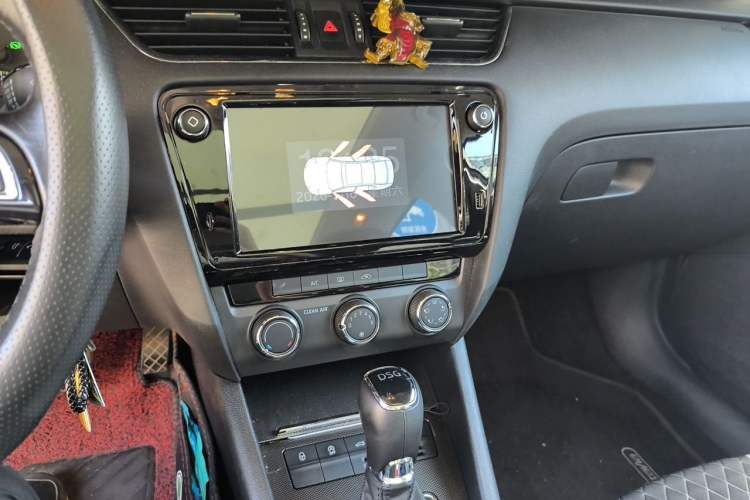 Used Skoda Octavia 2018 Station Wagon TSI280 DSG Luxury Edition Audio And AC Panel