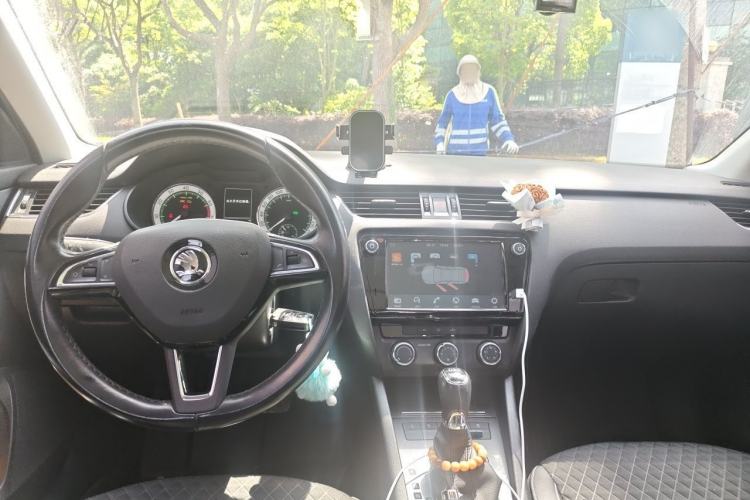 Used Skoda Octavia 2018 Station Wagon TSI230 DSG Luxury Edition Center Console