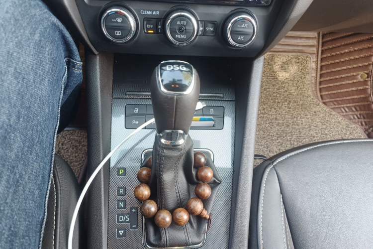Used Skoda Octavia 2018 Station Wagon TSI280 DSG Flagship Edition Gear Lever