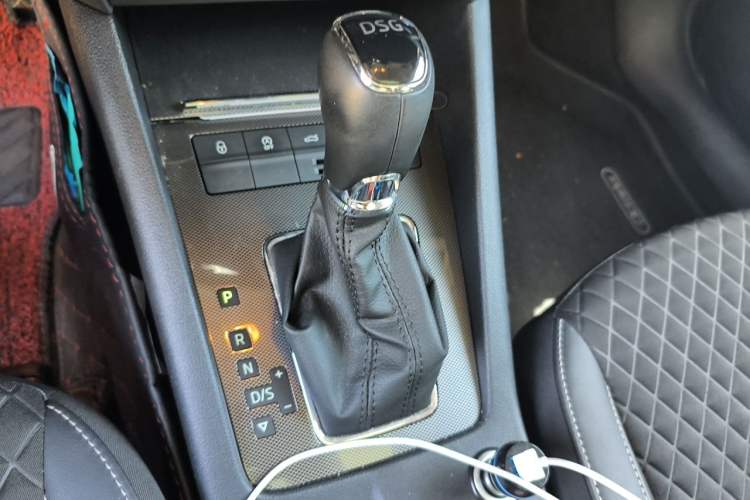 Used Skoda Octavia 2018 Station Wagon TSI280 DSG Luxury Edition Gear Lever