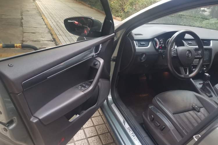 Used Skoda Octavia 2018 Station Wagon TSI280 DSG Flagship Edition Interior 3