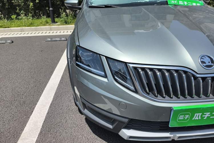 Used Skoda Octavia 2018 Station Wagon TSI280 DSG Luxury Edition Right Front Headlight