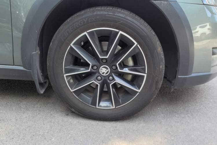 Used Skoda Octavia 2018 Station Wagon TSI230 DSG Luxury Edition Right Front Wheel Hub