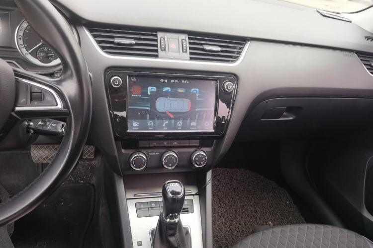 Used Skoda Octavia 2018 TSI230 DSG Luxury Edition Audio And AC Panel