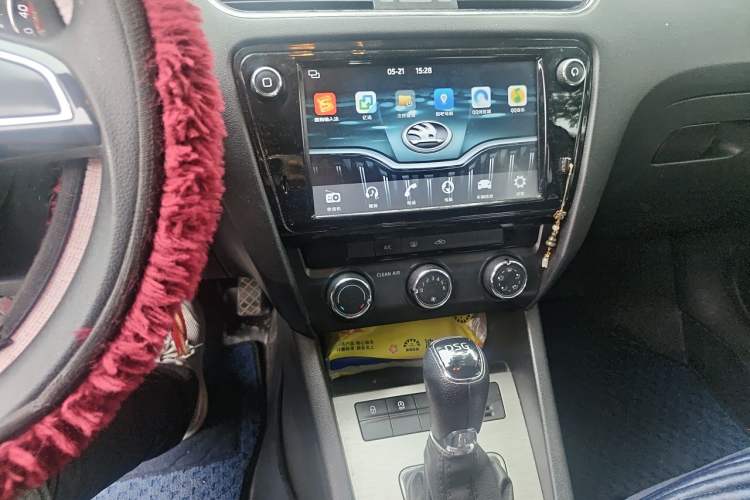 Used Skoda Octavia 2018 TSI230 DSG Comfort Edition Audio And AC Panel