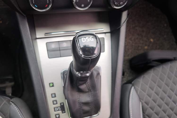 Used Skoda Octavia 2018 TSI230 DSG Luxury Edition Gear Lever