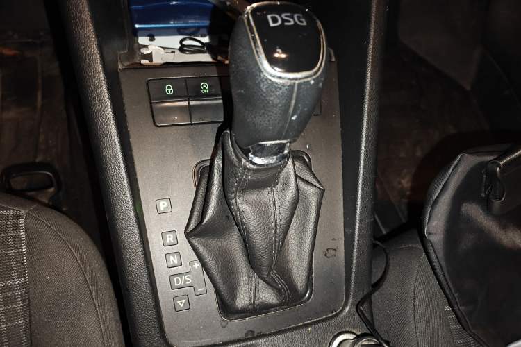 Used Skoda Octavia 2018 Station Wagon TSI230 DSG Comfort Edition Gear Lever