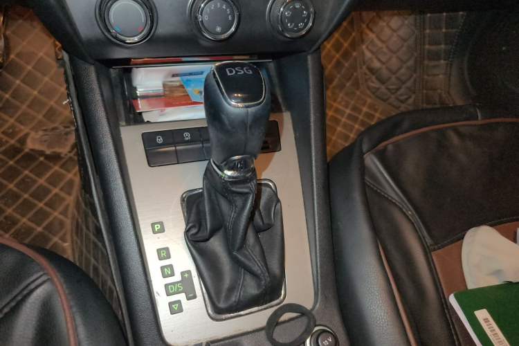 Used Skoda Octavia 2018 TSI230 DSG Luxury Edition Gear Lever